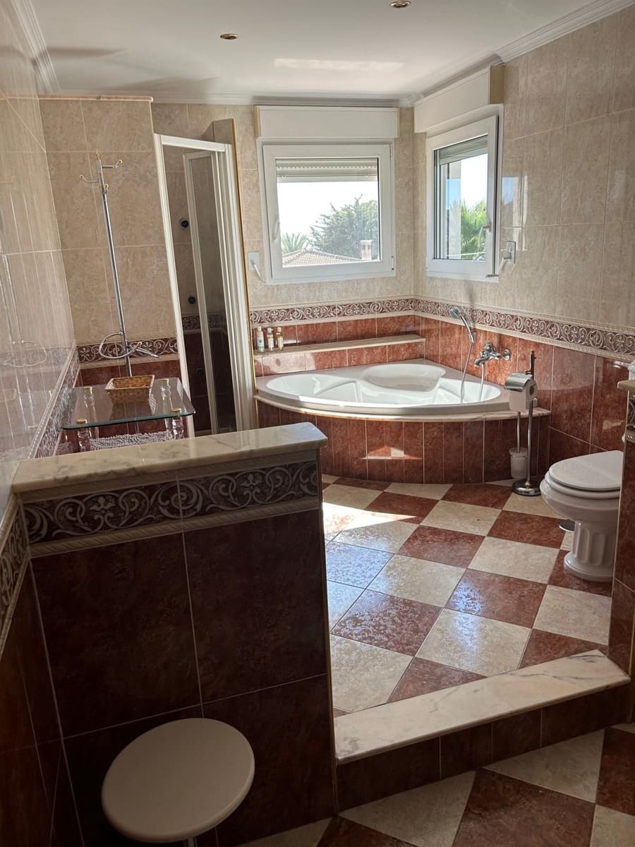 5 sypialnia Willa na sprzedaż w Benidorm z basenem garażem - 895 000 € (Ref: 9951063)