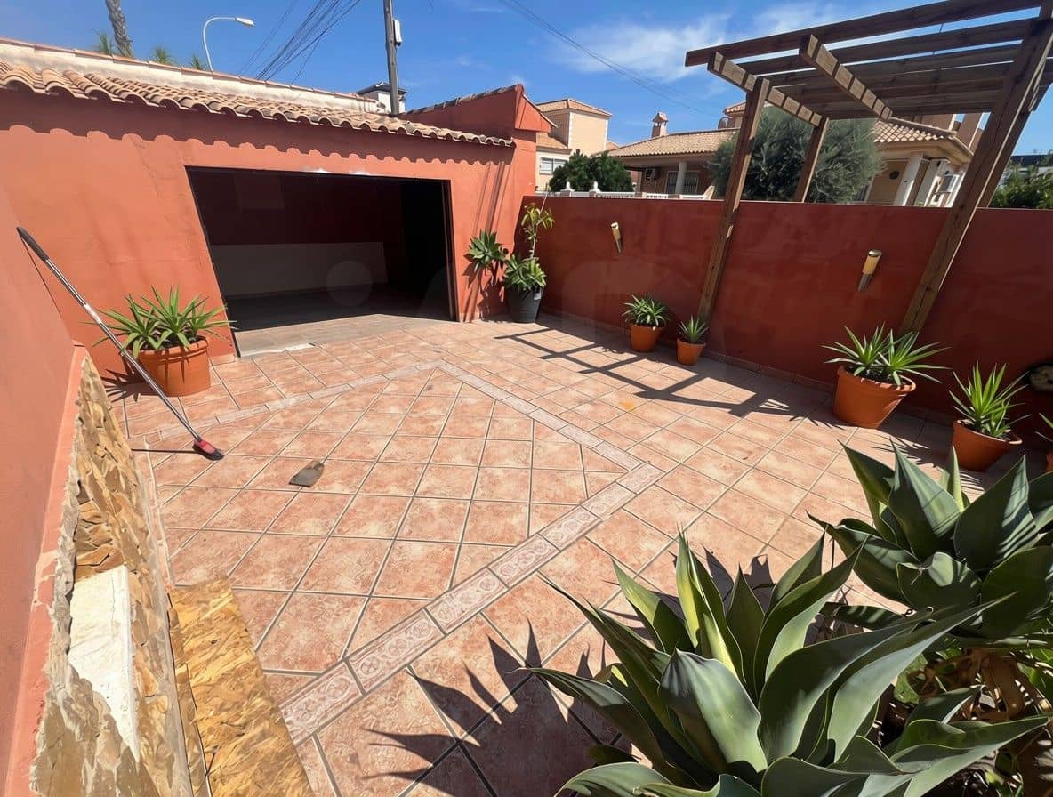 3 soveværelse Villa til salg i Torrevieja med swimmingpool - € 429.500 (Ref: 10001350)