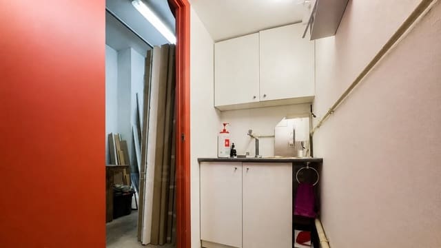Comercial para venda em Cornellà de Llobregat - 135 000 € (Ref: 10001355)