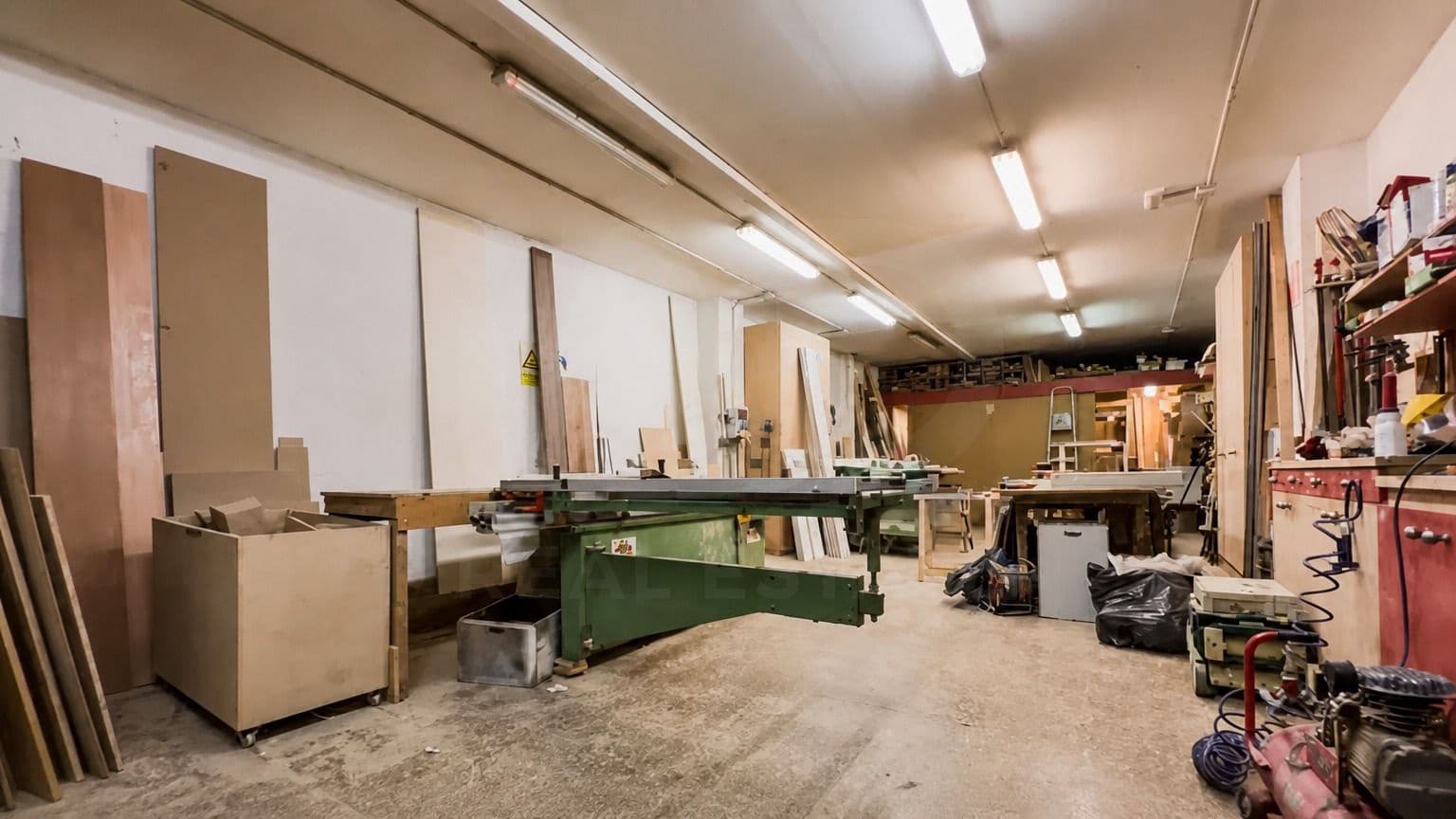 Local Commercial à vendre à Cornella de Llobregat - 135 000 € (Ref: 10001355)