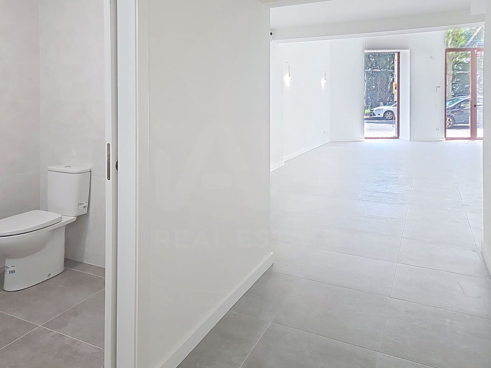 Kommersiell til salgs i Barcelona by - € 235 000 (Ref: 10001357)