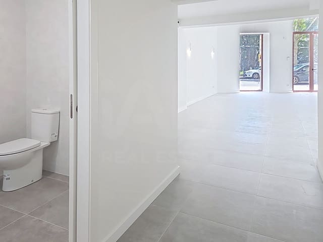 Kommersiell til salgs i Barcelona by - € 235 000 (Ref: 10001357)