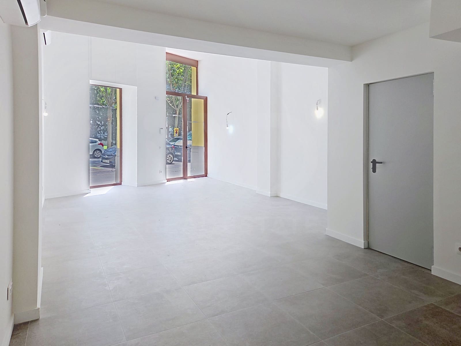 Kommersiell til salgs i Barcelona by - € 235 000 (Ref: 10001357)