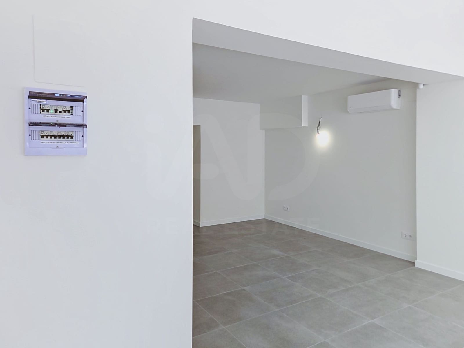Kommersiell til salgs i Barcelona by - € 235 000 (Ref: 10001357)