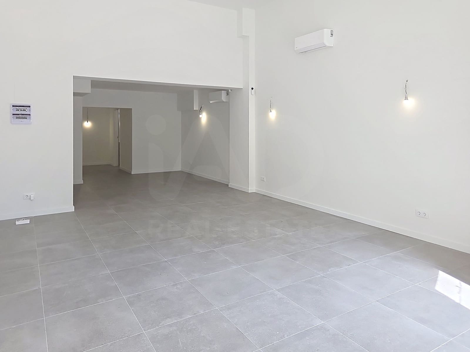Kommersiell til salgs i Barcelona by - € 235 000 (Ref: 10001357)