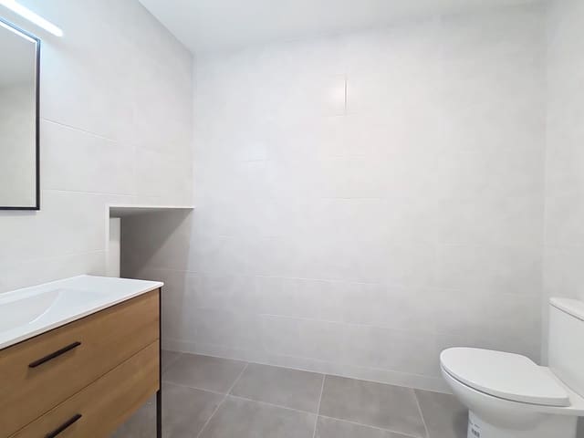 Kommersiell til salgs i Barcelona by - € 235 000 (Ref: 10001357)