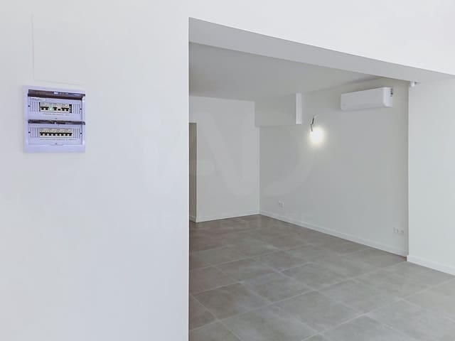 Kommersiell til salgs i Barcelona by - € 235 000 (Ref: 10001357)
