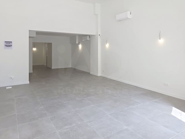 Kommersiell til salgs i Barcelona by - € 235 000 (Ref: 10001357)
