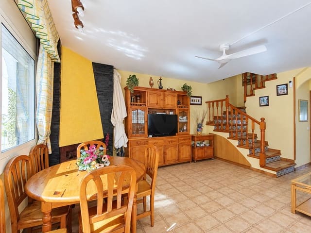 3 slaapkamer Rijtjeshuis te koop in Cunit met garage - € 299.500 (Ref: 10002532)