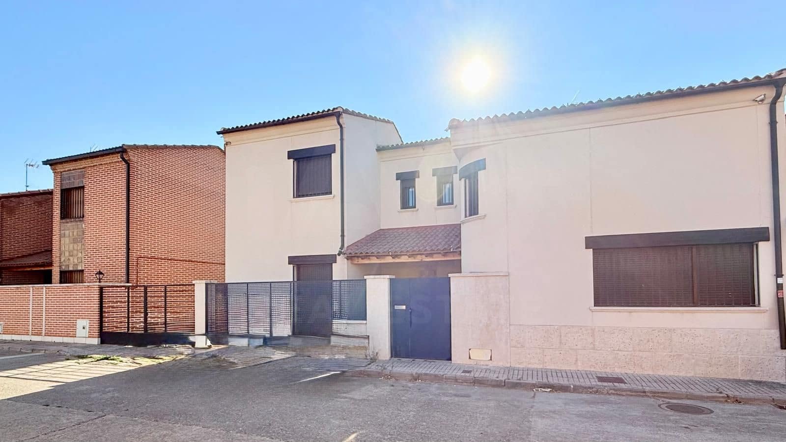 Townhouse for sale in Medina del Campo with garage - € 286,000 (Ref: 10004731)