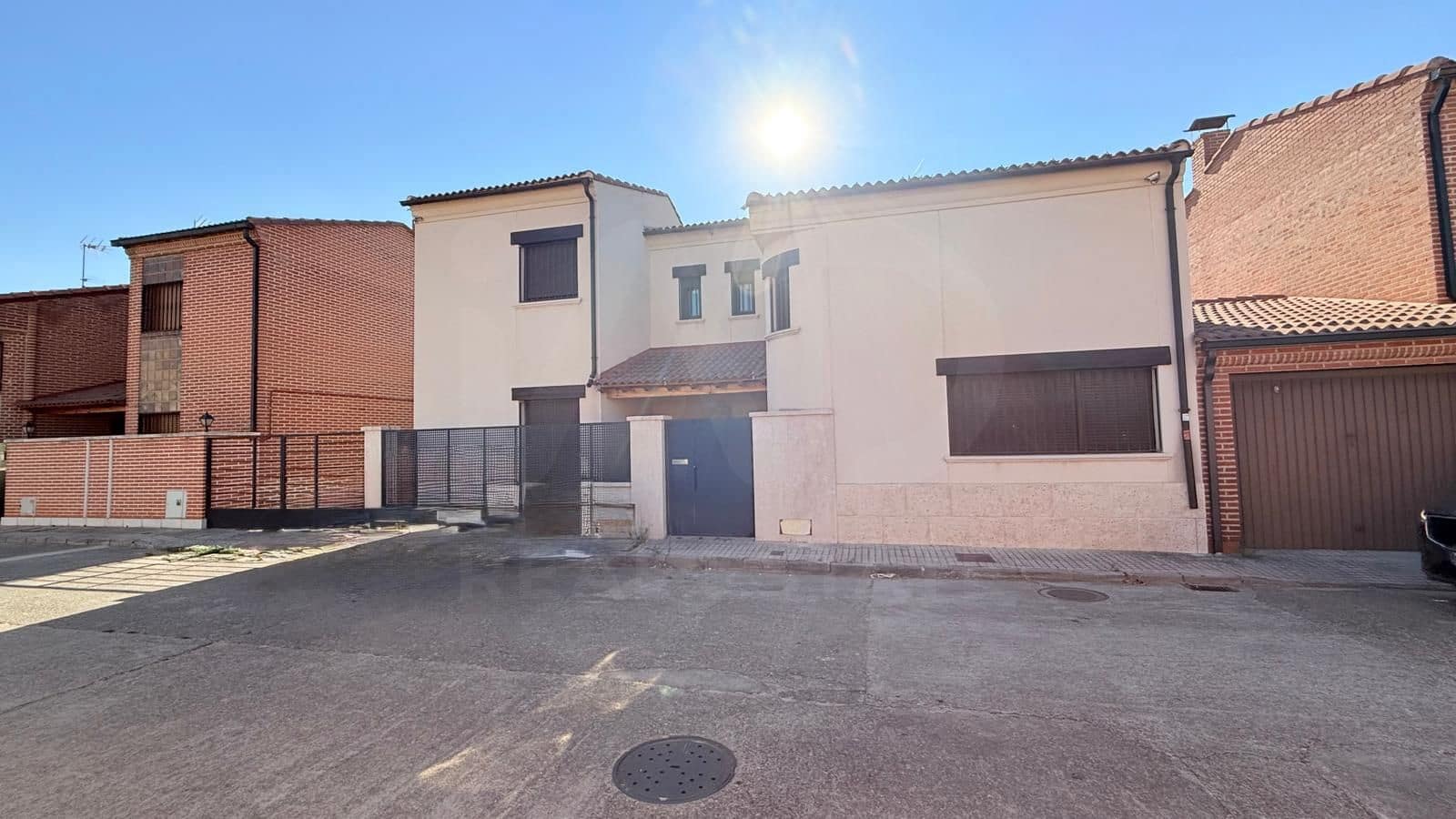 Townhouse for sale in Medina del Campo with garage - € 286,000 (Ref: 10004731)