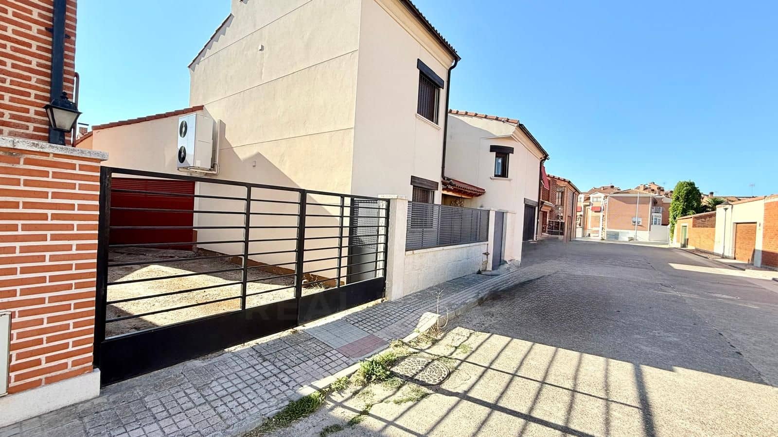 Townhouse for sale in Medina del Campo with garage - € 286,000 (Ref: 10004731)