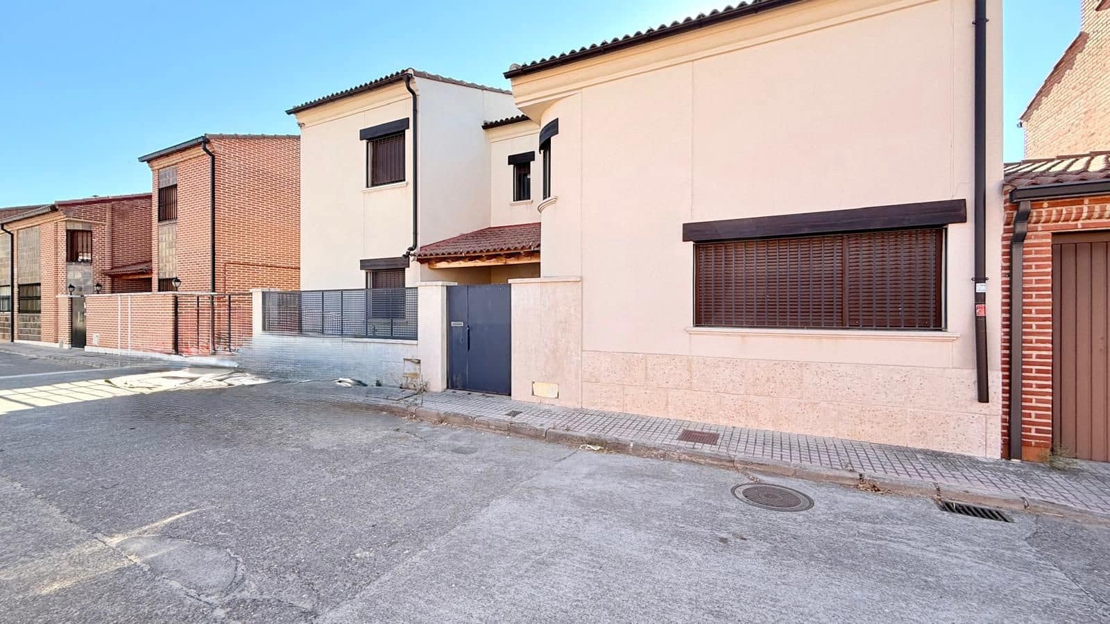 Townhouse for sale in Medina del Campo with garage - € 286,000 (Ref: 10004731)