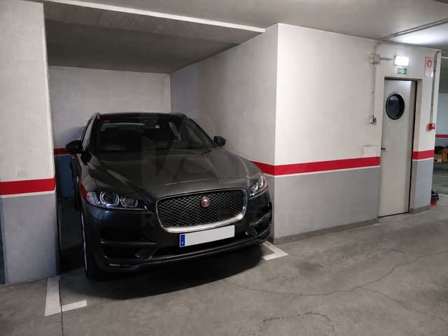 Garage till salu i León stad - 10 000 € (Ref: 10004736)