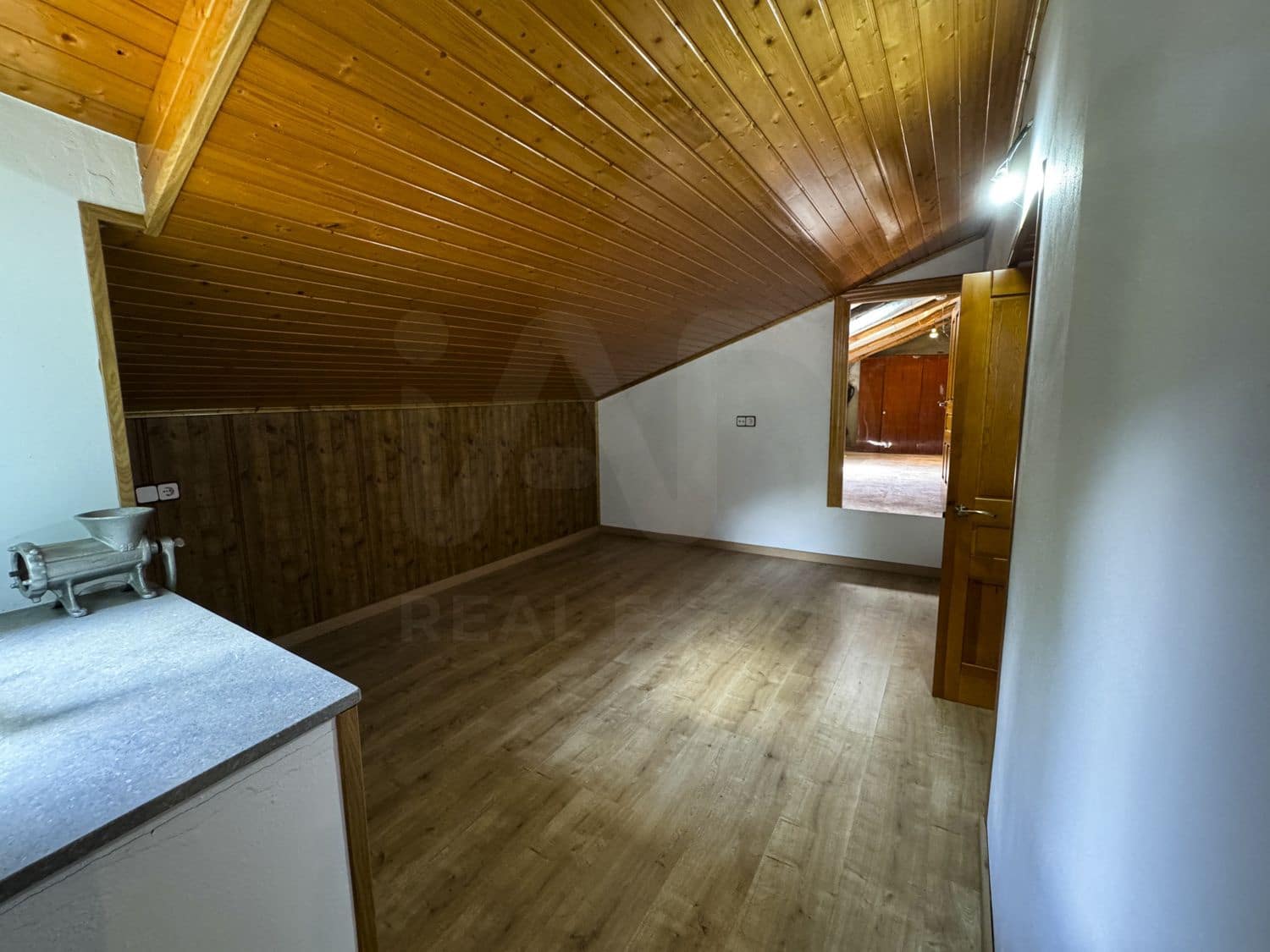 5 bedroom Townhouse for sale in Quiros with garage - € 180,000 (Ref: 10004941)