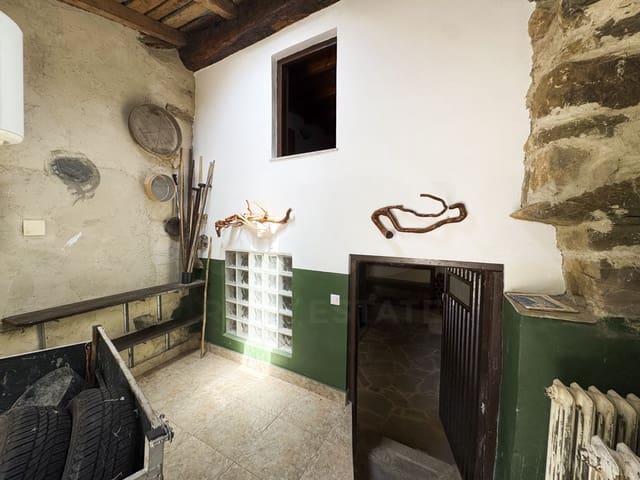5 bedroom Townhouse for sale in Quirós with garage - € 180,000 (Ref: 10004941)