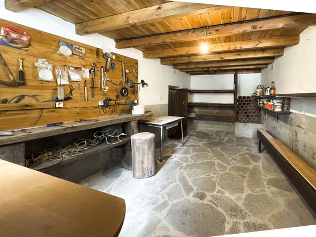 5 bedroom Townhouse for sale in Quirós with garage - € 180,000 (Ref: 10004941)