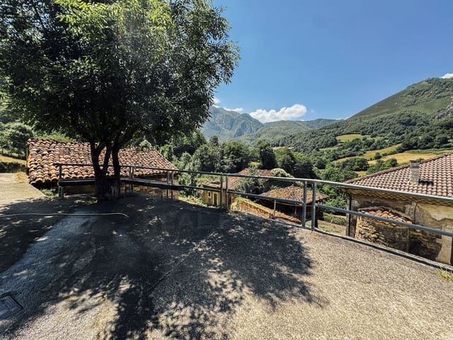 5 bedroom Townhouse for sale in Quirós with garage - € 180,000 (Ref: 10004941)