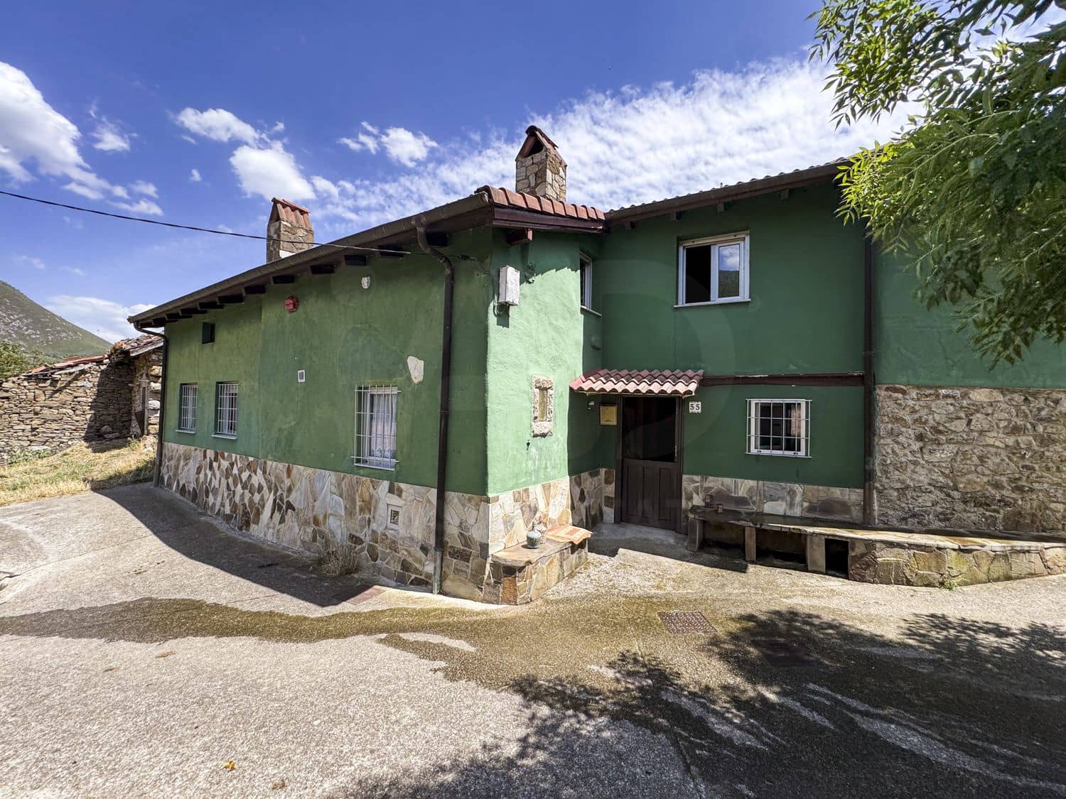 5 bedroom Townhouse for sale in Quiros with garage - € 180,000 (Ref: 10004941)