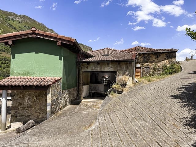 5 bedroom Townhouse for sale in Quirós with garage - € 180,000 (Ref: 10004941)