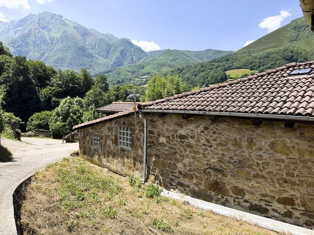 5 bedroom Townhouse for sale in Quirós with garage - € 180,000 (Ref: 10004941)