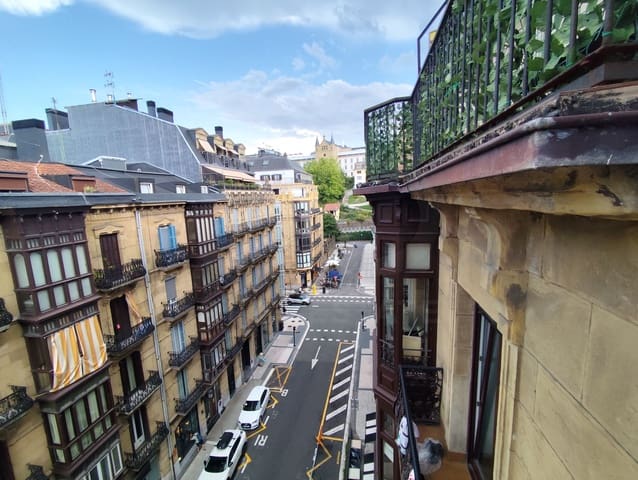 2 slaapkamer Appartement te huur in Donostia-San Sebastián - € 4.500 (Ref: 10007145)