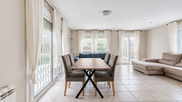 4 makuuhuone Omakotitalo myytävänä paikassa Riudecanyes - 259 500 € (Ref: 10007464)