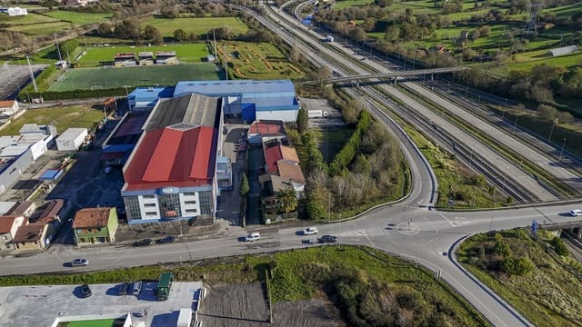 Erhverv til leje i Oviedo med garage - € 2.700 (Ref: 10007924)