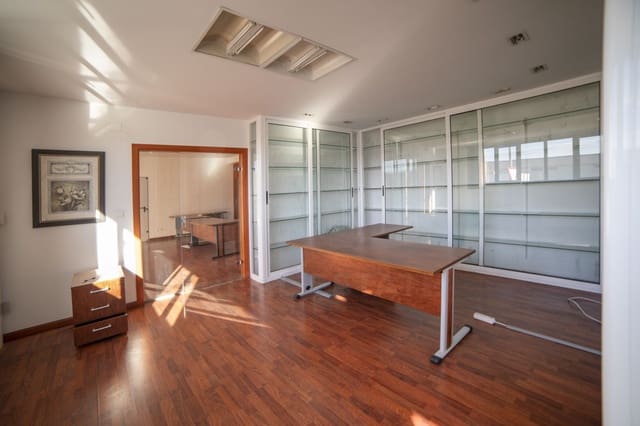Commercieel te huur in Oviedo met garage - € 2.700 (Ref: 10007924)