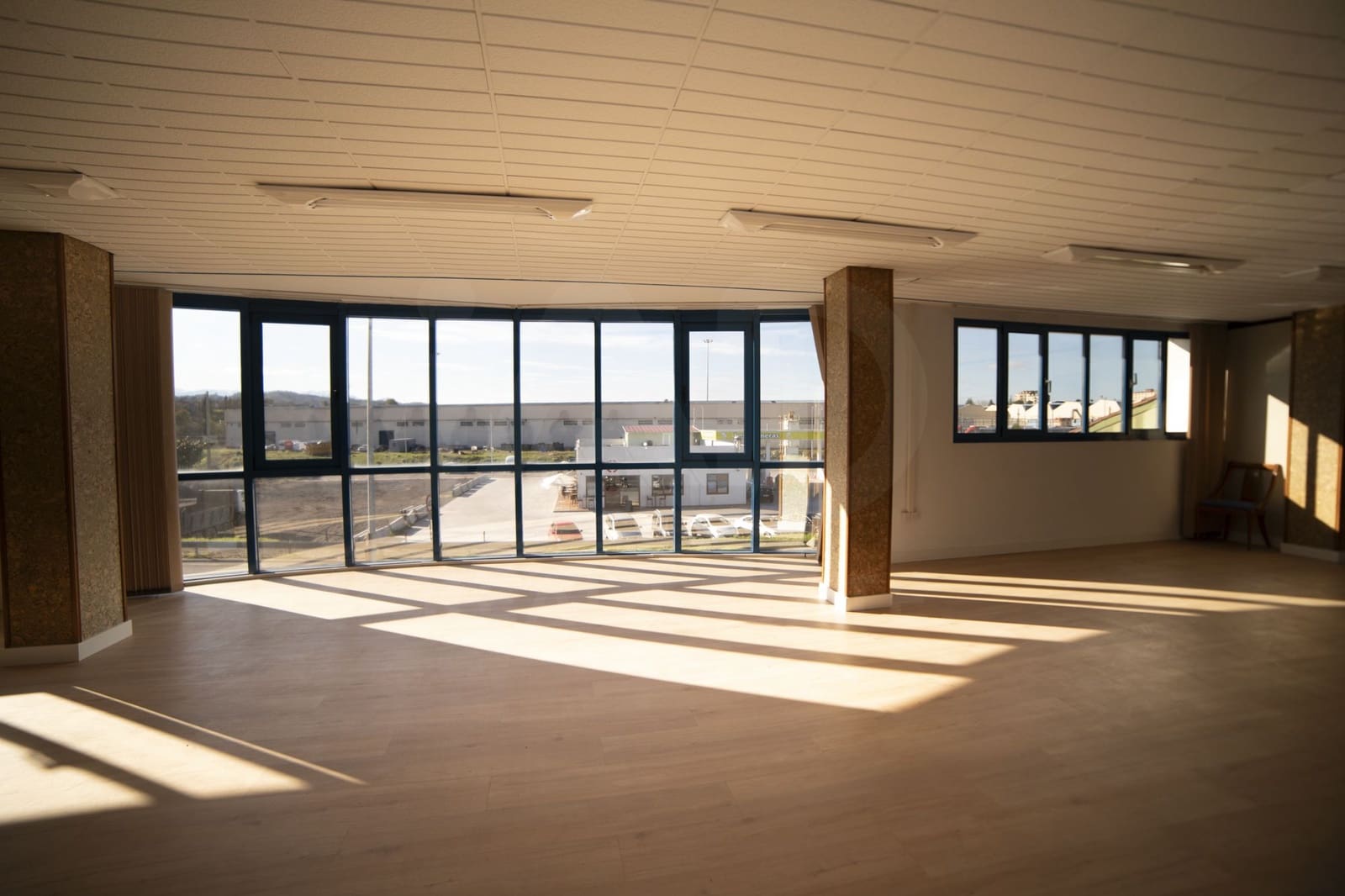 Commercial for rent in Oviedo with garage - € 2,650 (Ref: 10007924)
