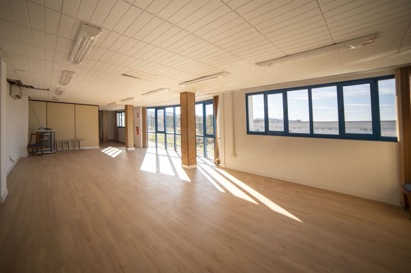 Commercial for rent in Oviedo with garage - € 2,650 (Ref: 10007924)