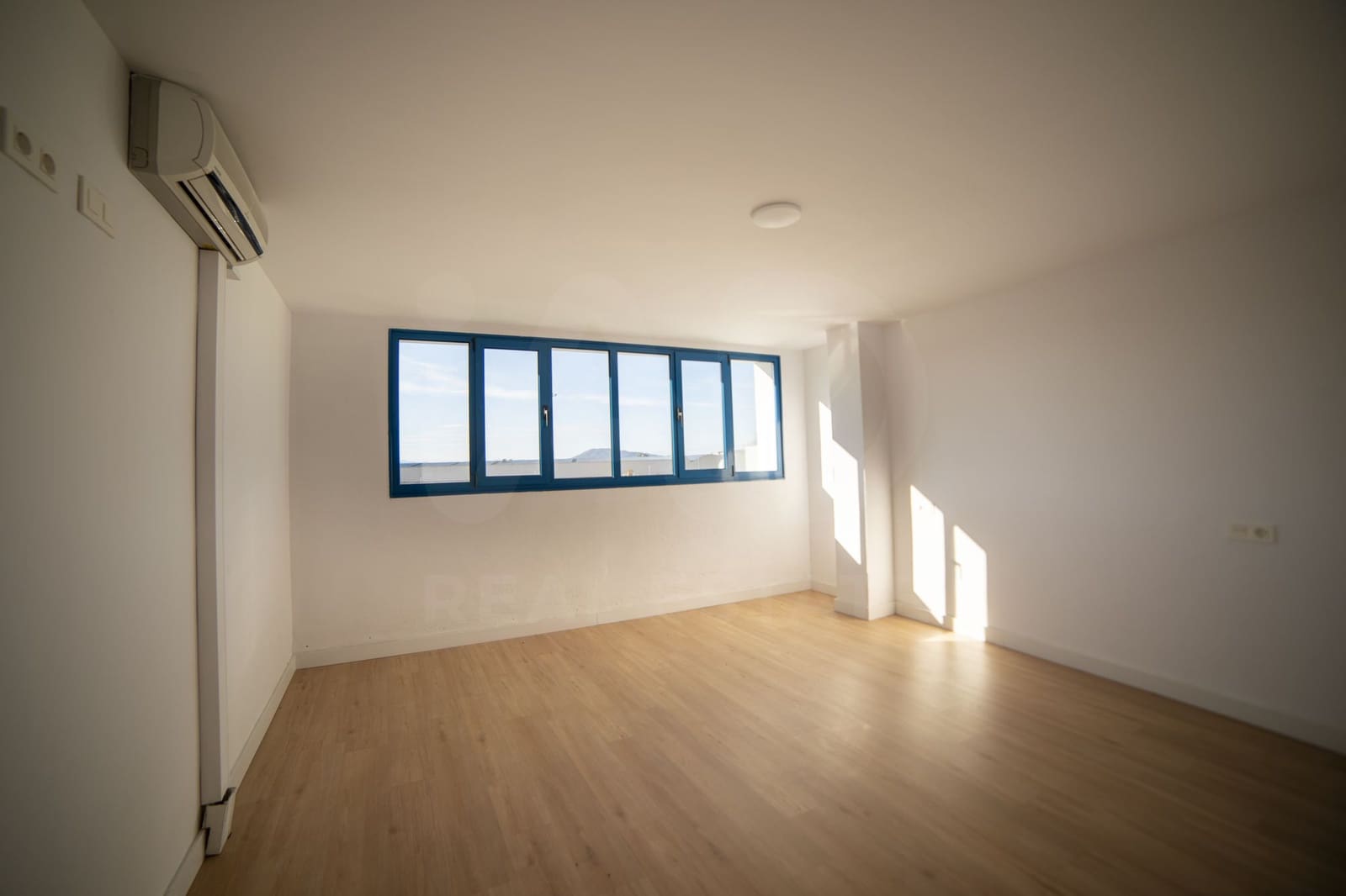 Commercial for rent in Oviedo with garage - € 2,650 (Ref: 10007924)