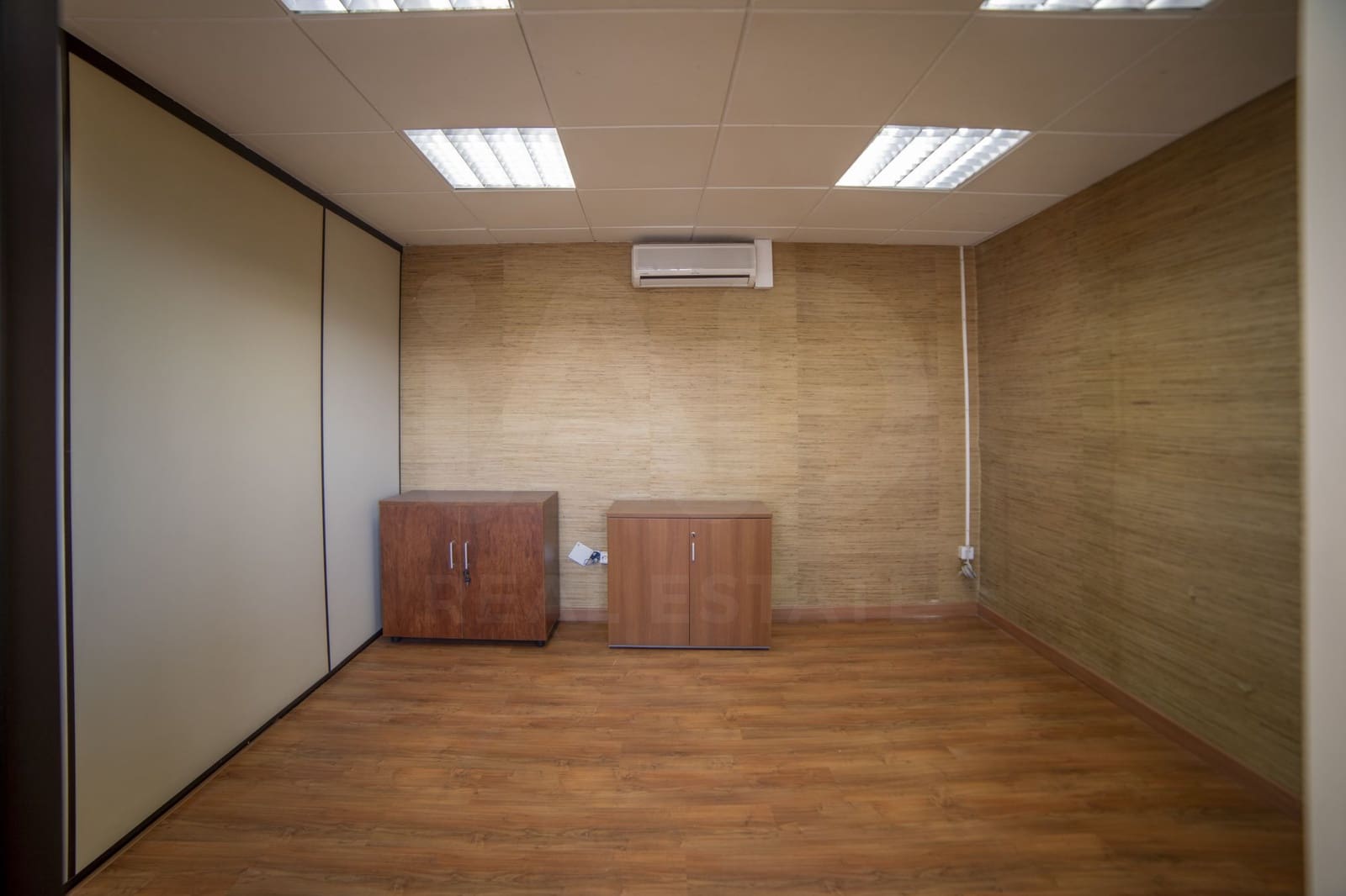 Commercial for rent in Oviedo with garage - € 2,650 (Ref: 10007924)