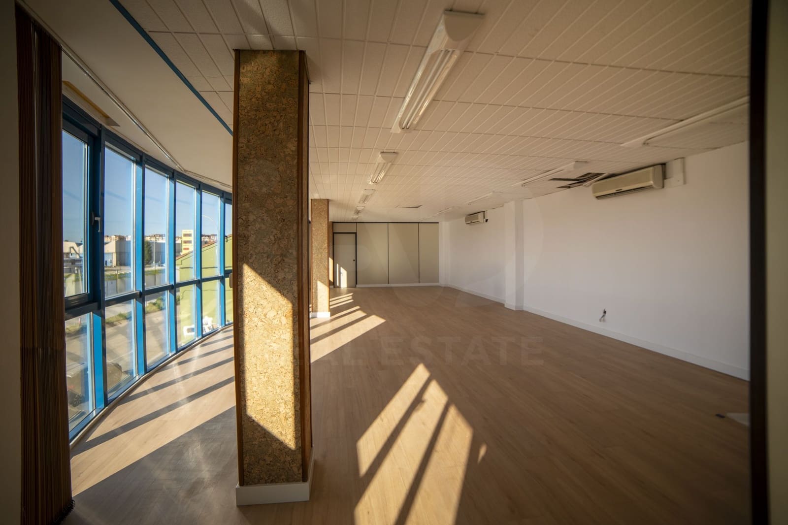 Commercial for rent in Oviedo with garage - € 2,650 (Ref: 10007924)