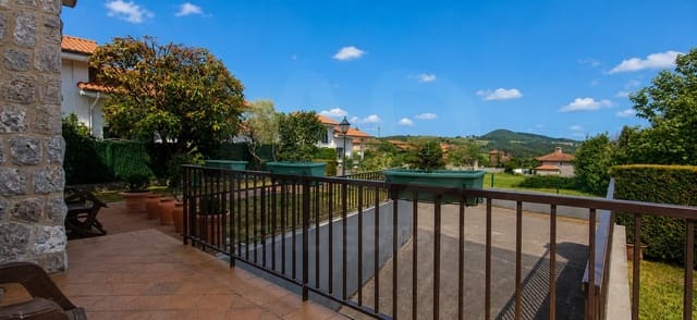 4 bedroom Townhouse for sale in Ajo, Bareyo with pool garage - € 490,000 (Ref: 10008024)