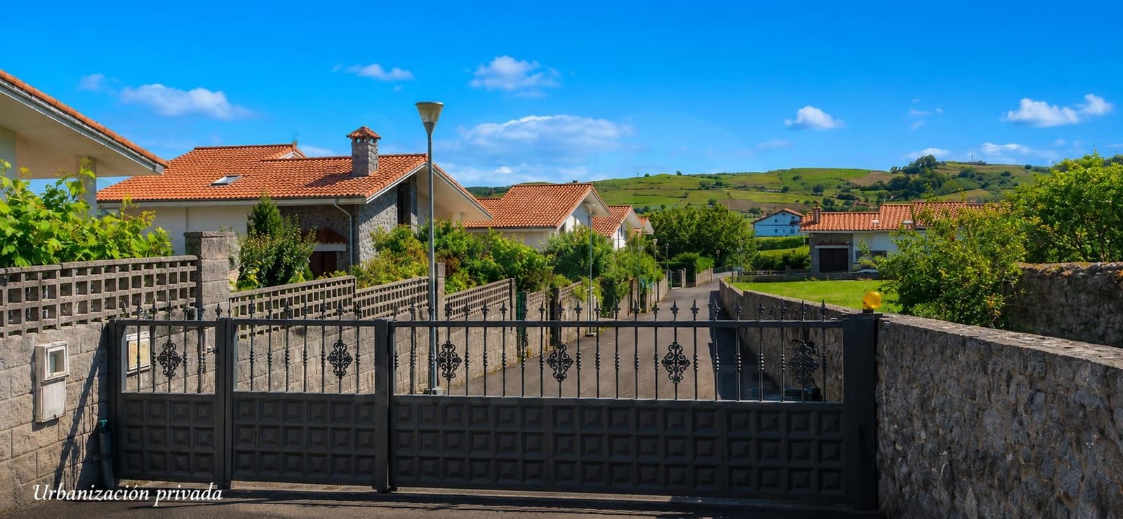 4 bedroom Townhouse for sale in Bareyo with pool garage - € 490,000 (Ref: 10008024)