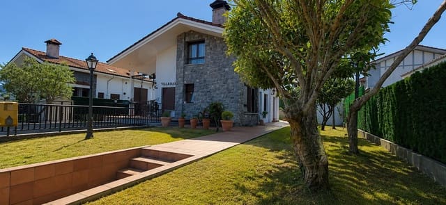 4 bedroom Townhouse for sale in Ajo, Bareyo with pool garage - € 490,000 (Ref: 10008024)