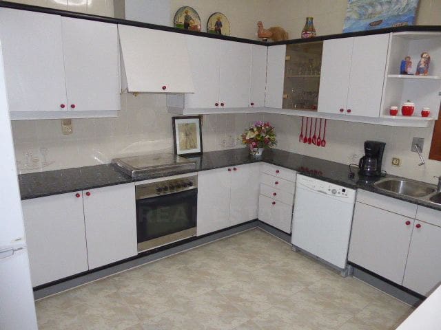 4 bedroom Townhouse for sale in Tortosa with garage - € 280,000 (Ref: 10008029)