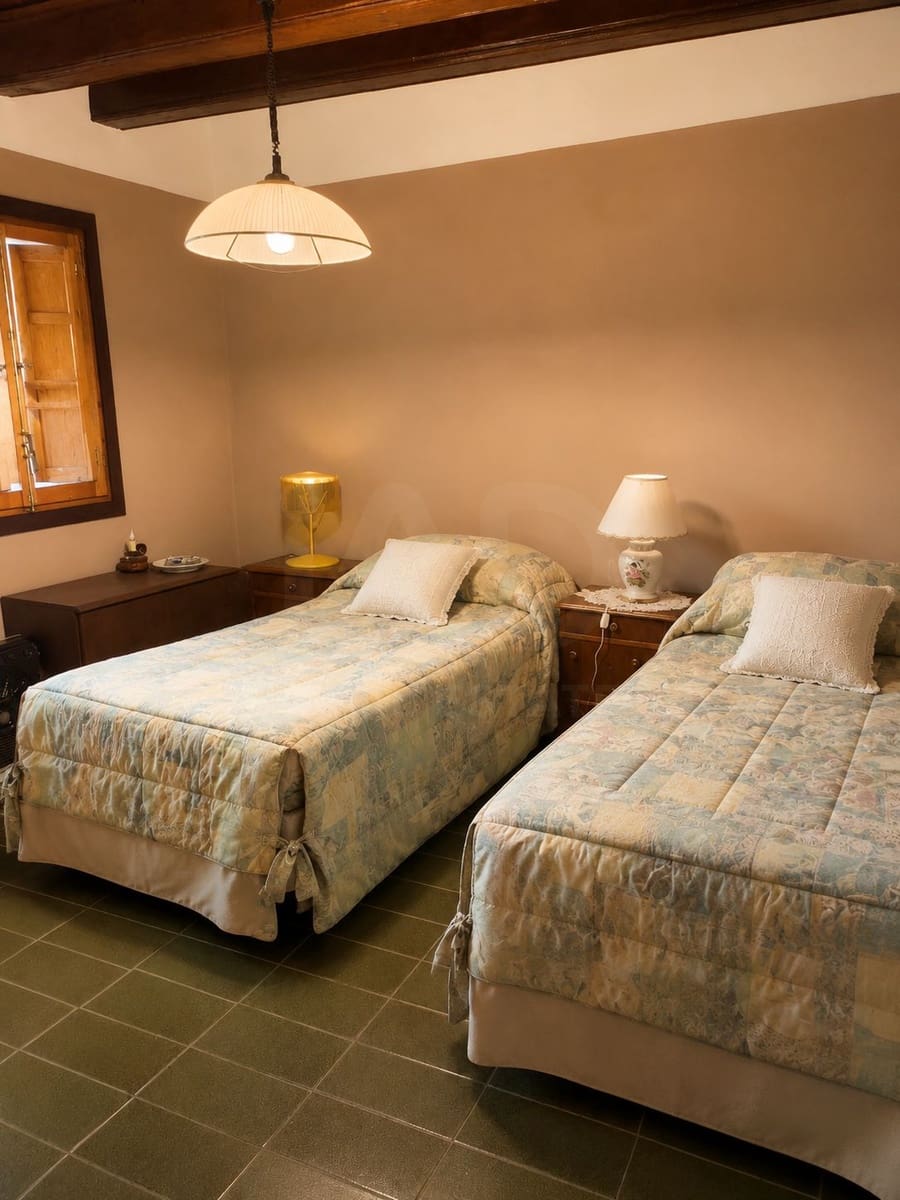 Townhouse for sale in Ager - € 135,000 (Ref: 10008188)