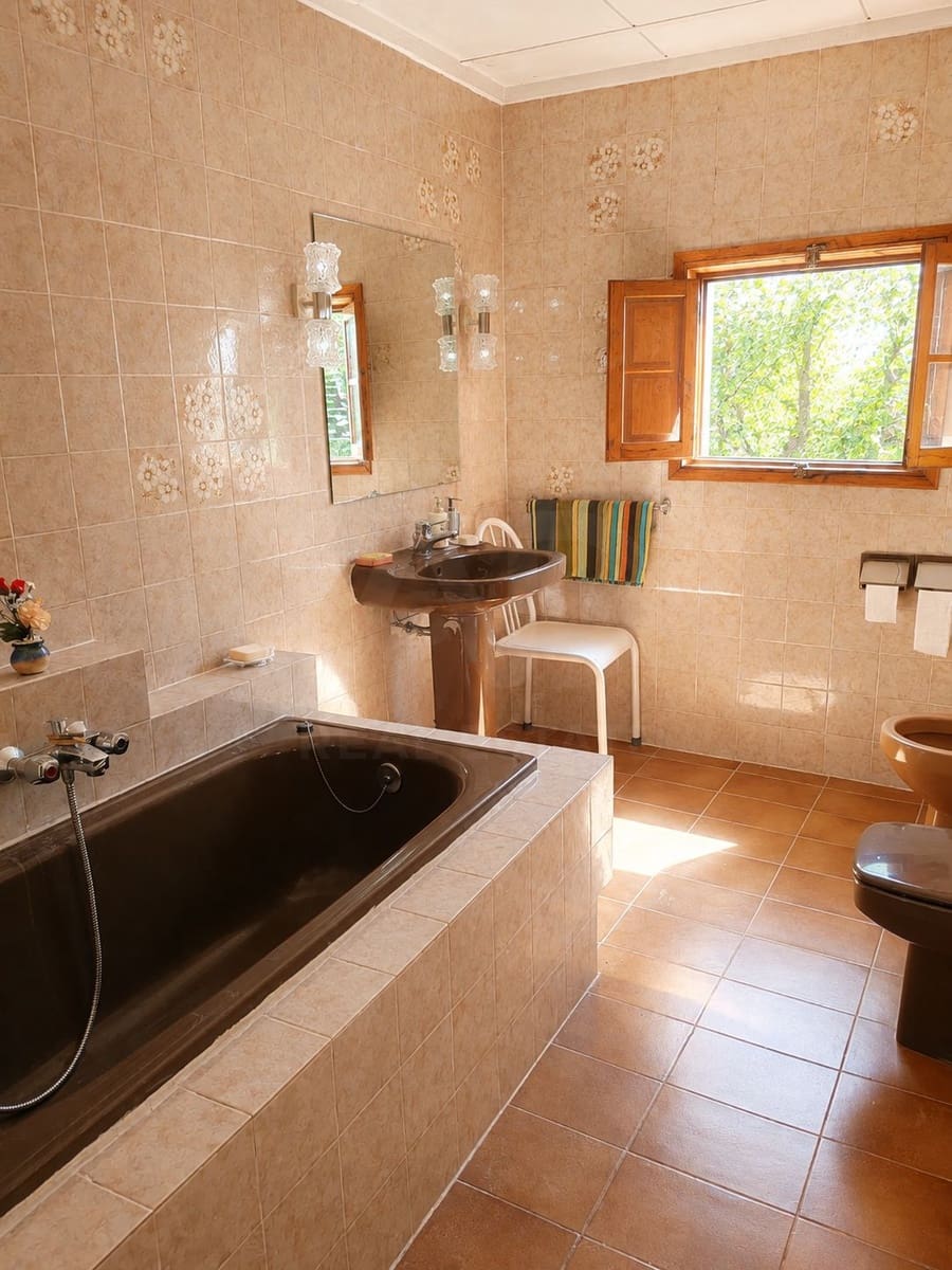 Townhouse for sale in Ager - € 135,000 (Ref: 10008188)