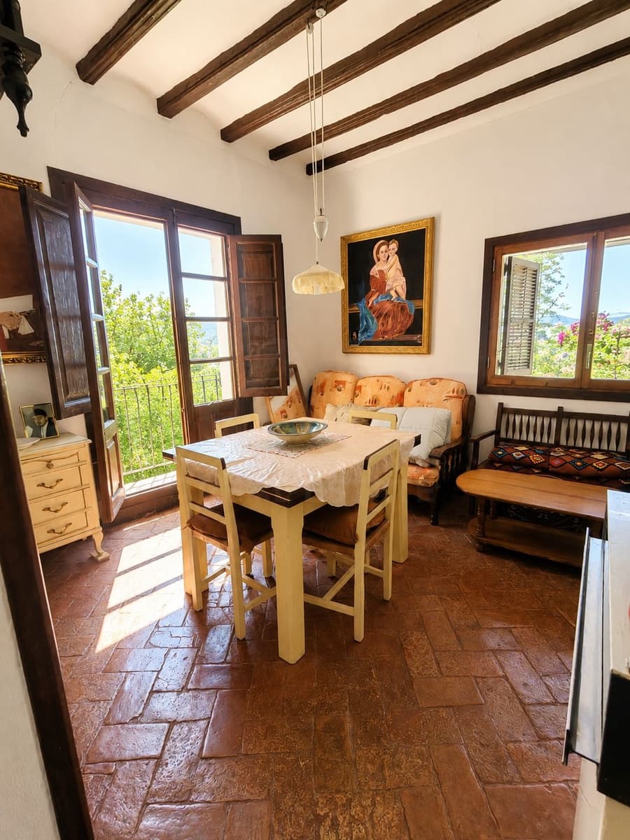 Townhouse for sale in Ager - € 135,000 (Ref: 10008188)