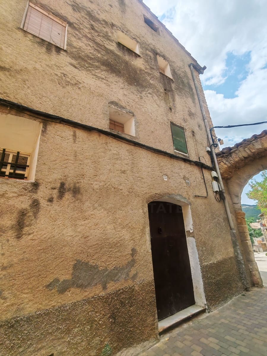 Townhouse for sale in Ager - € 135,000 (Ref: 10008188)