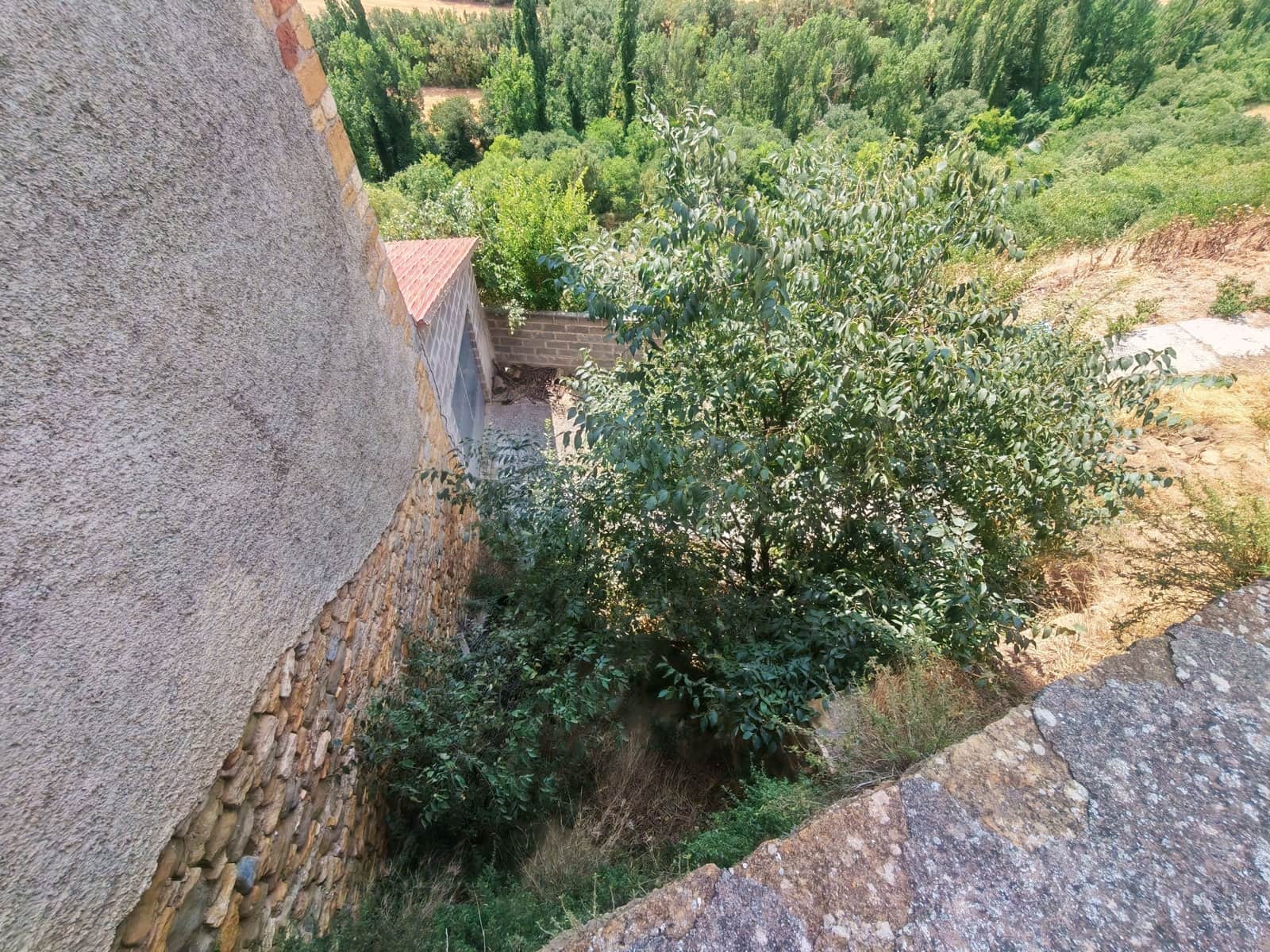 Townhouse for sale in Ager - € 135,000 (Ref: 10008188)