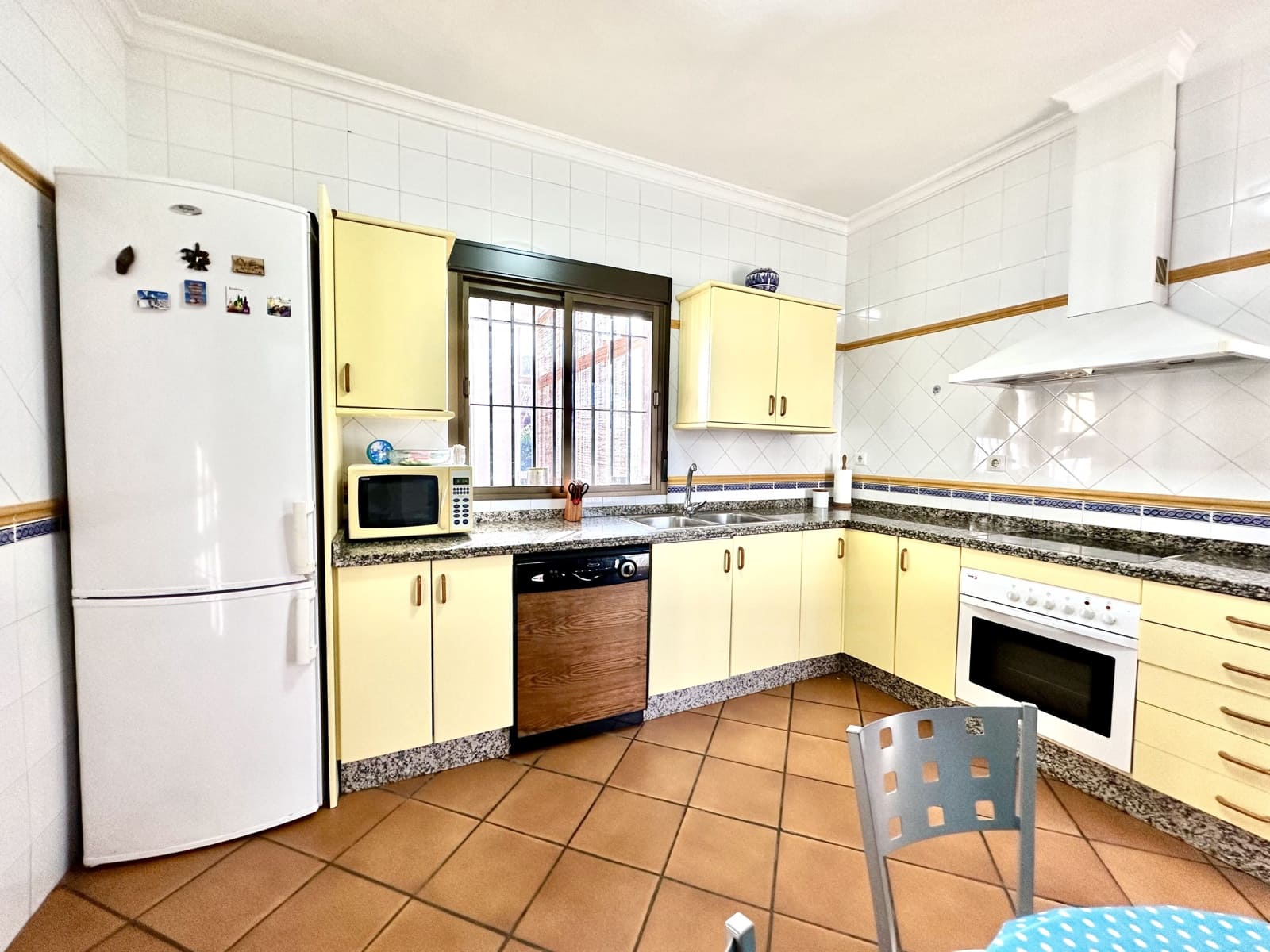 4 bedroom Townhouse for sale in Lepe with garage - € 340,000 (Ref: 10010133)