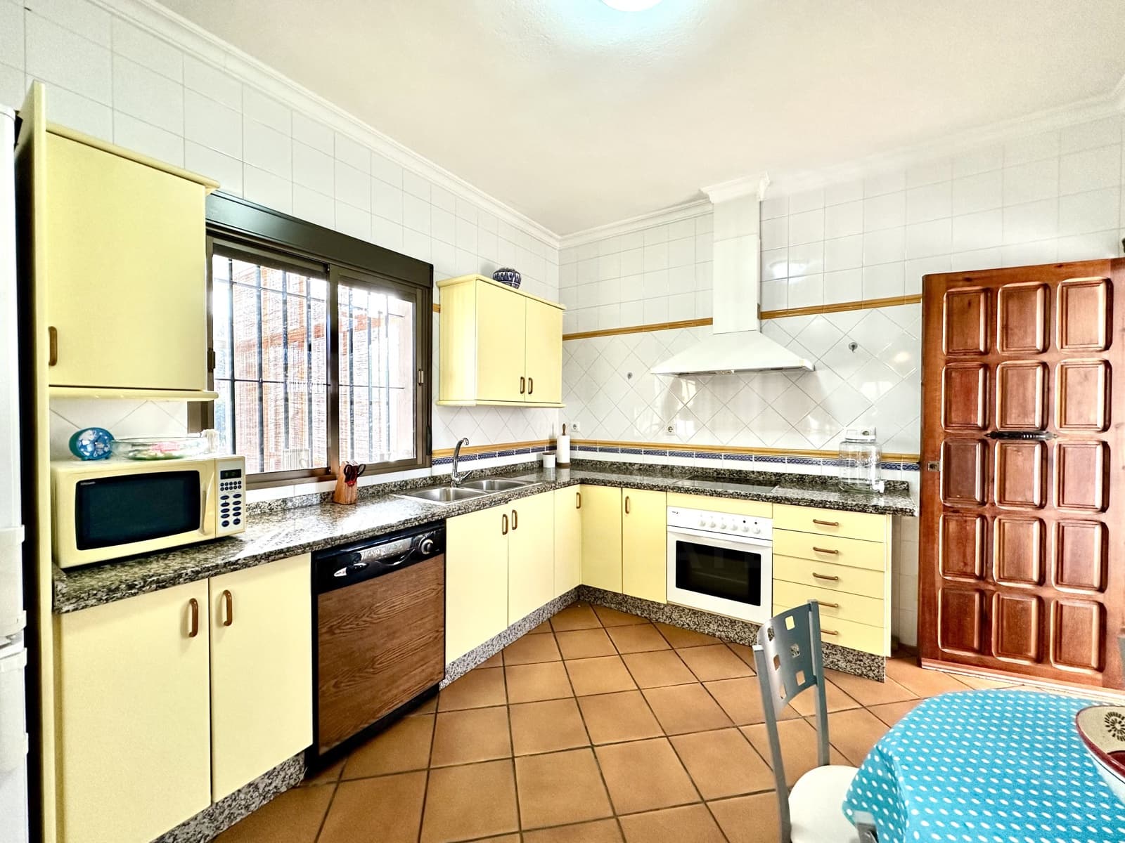 4 bedroom Townhouse for sale in Lepe with garage - € 340,000 (Ref: 10010133)