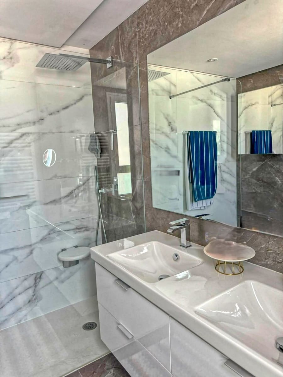 3 chambre Villa/Maison Mitoyenne à vendre à San Roque avec piscine garage - 659 000 € (Ref: 10011513)