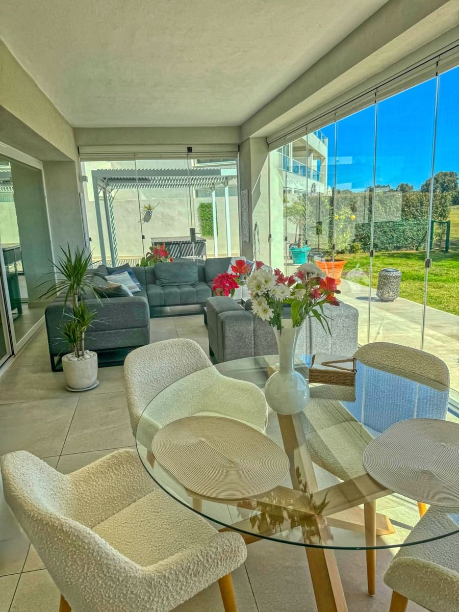 3 chambre Villa/Maison Mitoyenne à vendre à San Roque avec piscine garage - 659 000 € (Ref: 10011513)