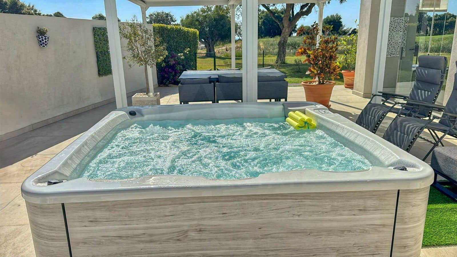 3 chambre Villa/Maison Mitoyenne à vendre à San Roque avec piscine garage - 659 000 € (Ref: 10011513)