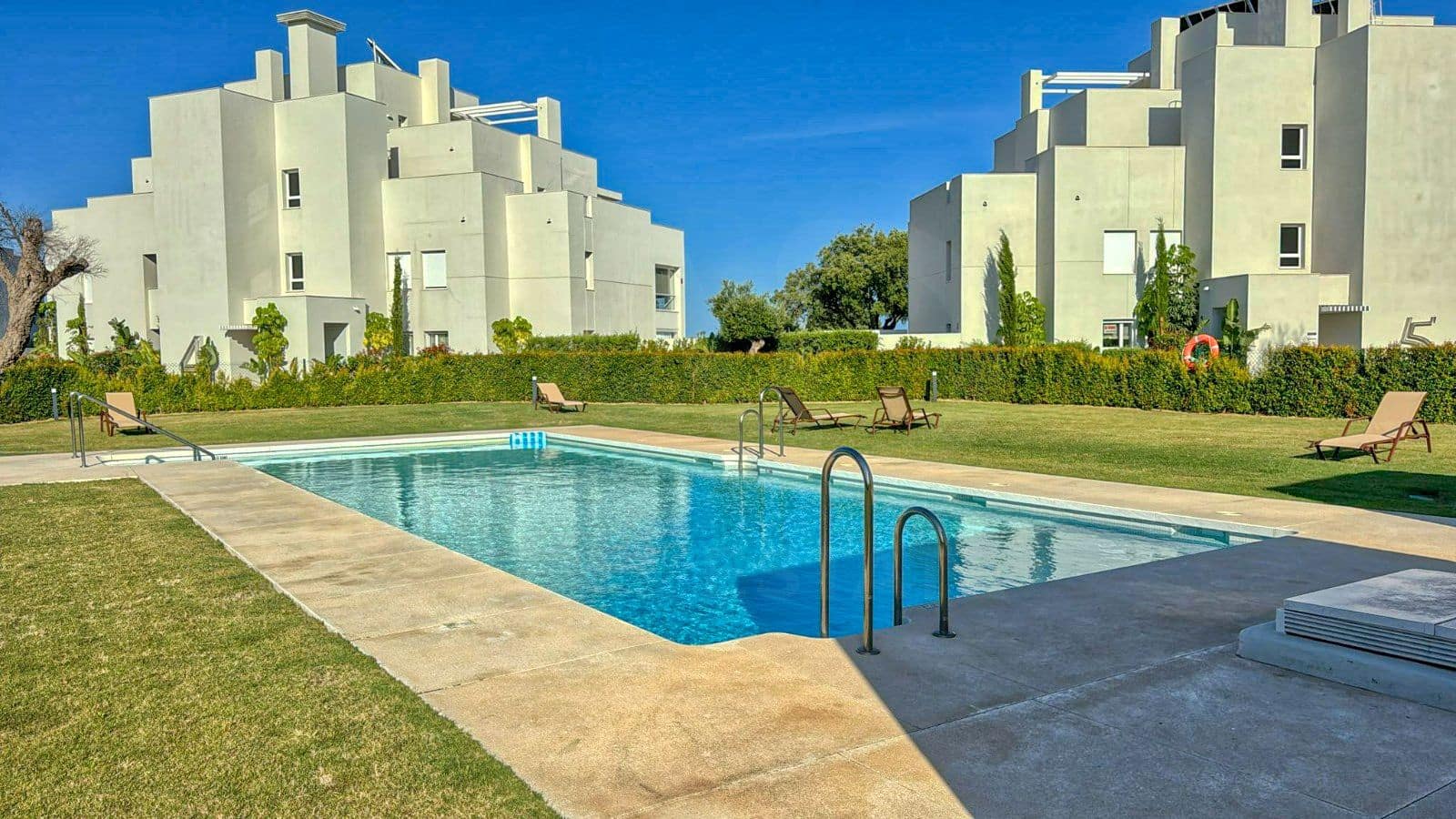 3 chambre Villa/Maison Mitoyenne à vendre à San Roque avec piscine garage - 659 000 € (Ref: 10011513)
