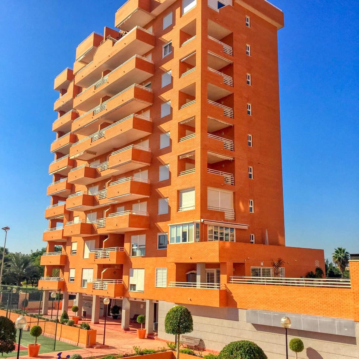 2 soverom Leilighet til leie i Alicante by med svømmebasseng garasje - € 1 300 (Ref: 10012746)